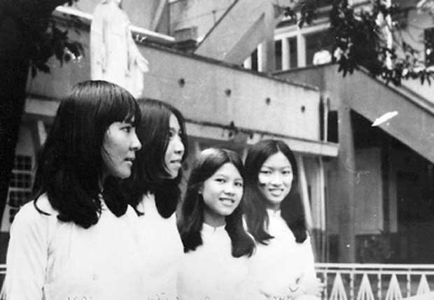 Trong sân trường Nguyễn Bá Tòng, Sài Gòn, 1971.